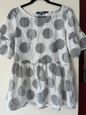 Short sleeve white with black circle pattern, peblum shirt